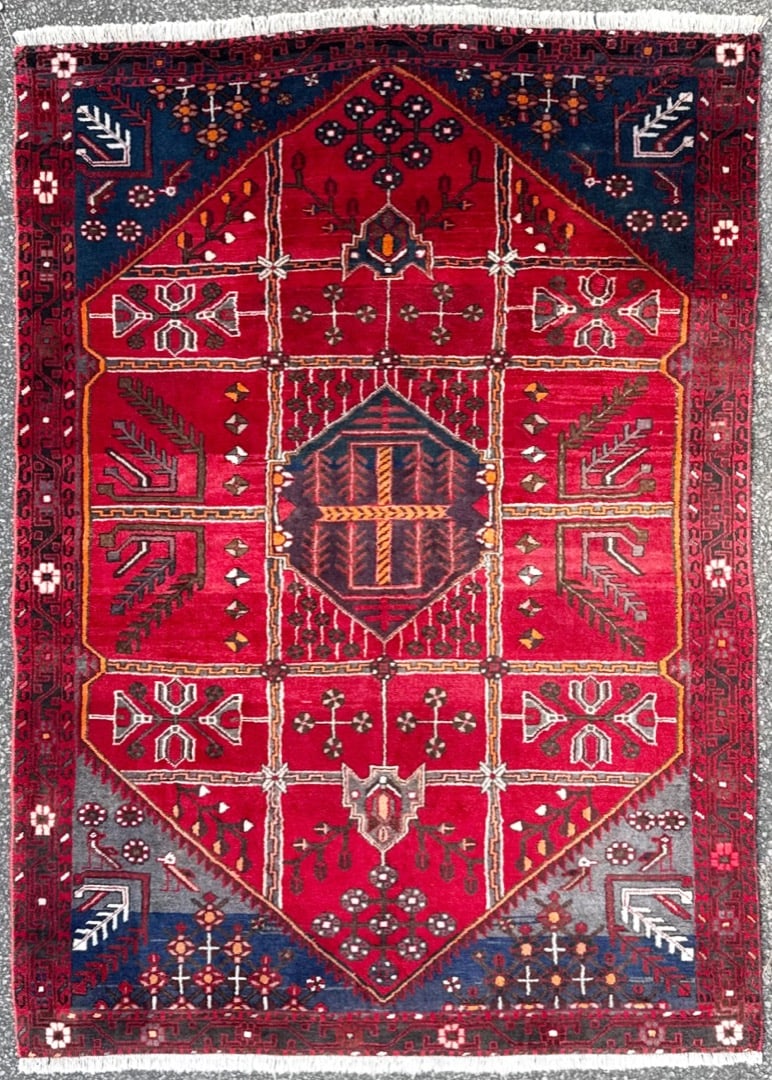 VINTAGE PERSIAN SHIRAZ PICTORIAL HAND KNOTTED RUG, 5.4 x 7.4 (163cm x 224cm): Vintage Persian Shiraz rug was hand knotted in Iran of 100 percent natural wool on a wool foundation. The rug is at least 60+ years old, has full to medium wool piles and is in excellent conditio