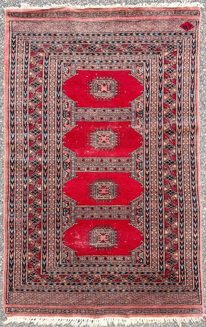 SIGNED JALDAR HAND KNOTTED WOOL RUG, 3.1 x 4.10 (94cm x 147cm): Signed Jaldar rug was hand knotted in Pakistan of 100 percent natural wool on a cotton foundation. This rug is 40+ years old, it has medium to low wool piles and is in excellent condition fo
