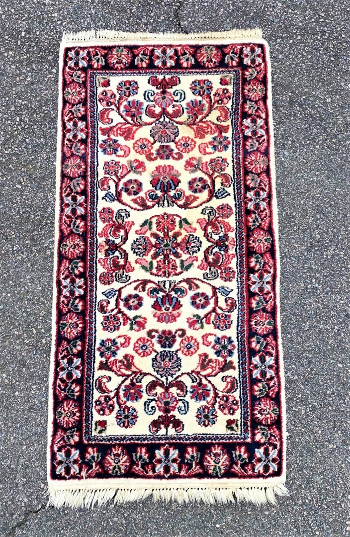 LILIHAN HAND KNOTTED RUG, 2.0 x 4.0 (61cm x 122cm): Lilihan rug was hand knotted in India of 100 percent natural wool on a cotton foundation. The rug has even wool piles and is in excellent condition. Beautiful colors and made with excellent quali