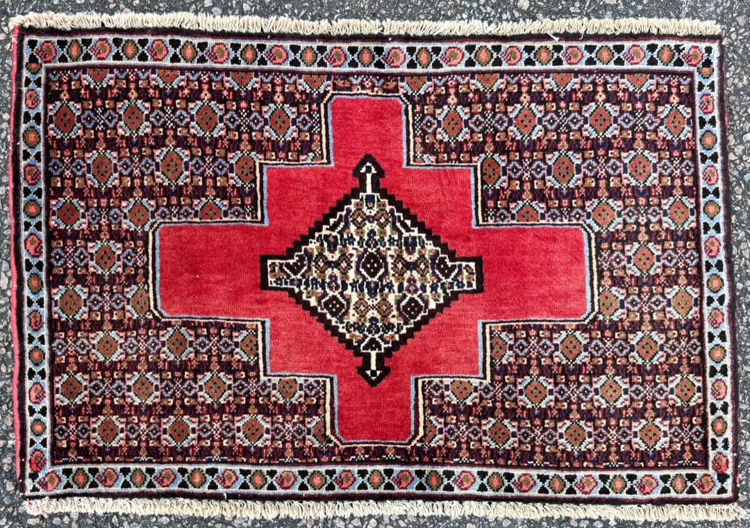 VINTAGE PERSIAN SENEH HAND KNOTTED RUG, 1.10 x 2.9 (56cm x 84cm): Vintage Persian Seneh rug was hand knotted in Iran of 100 percent wool on a cotton foundation. This rug is 60+ years old, has full wool piles and is in excellent condition for its age. Nice 