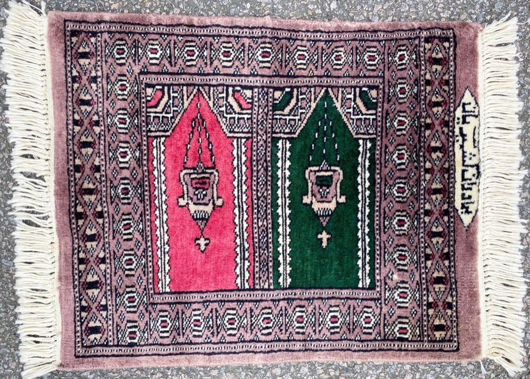 SIGNED BUKHARA TURKMEN PRAYER HAND KNOTTED RUG – 18IN x 22IN: Signed Bukhara Turkmen prayer rug was hand knotted in Pakistan of 100% natural wool on a cotton foundation. This rug has medium, even, wool piles and is in like new condition. The artis