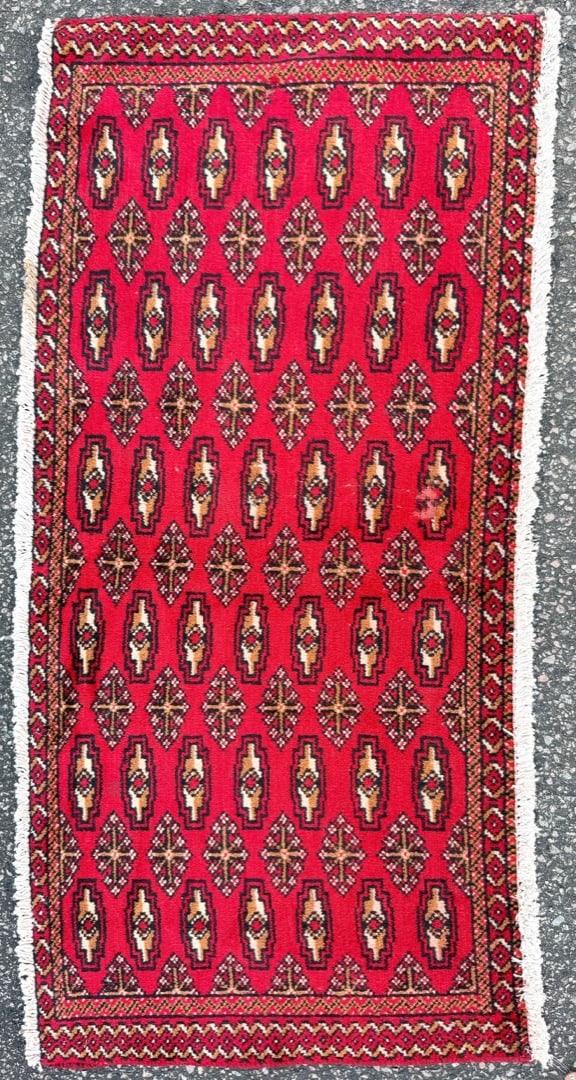BUKHARA HAND KNOTTED RUG, 1.10 x 4.0 (56cm x 122cm): Bukhara Tekke rug was hand knotted in Pakistan of 100% natural wool on a cotton foundation. This rug is 30+ years old, has full wool piles and is in excellent condition. Beautiful colors wit