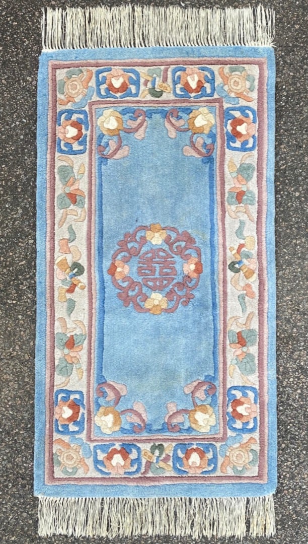 ART DECO HAND TUFTED RUG, 2.0 x 3.10 (61cm x 117cm): Art Deco rug was hand tufted in India of 100% natural wool on a cotton foundation. This rug has full wool piles and is in like new condition. Beautiful colors with nice quality. No holes, pl