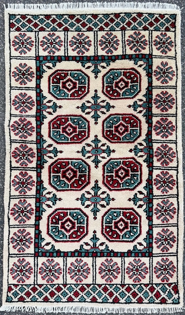 BUKHARA HAND KNOTTED RUG, NEW, 3.0 x 5.0 (91cm x 152cm): New Bukhara rug was hand knotted in Turkey of 100% natural wool on a cotton foundation. This rug has full wool piles and is in brand new condition. Beautiful colors with excellent quali