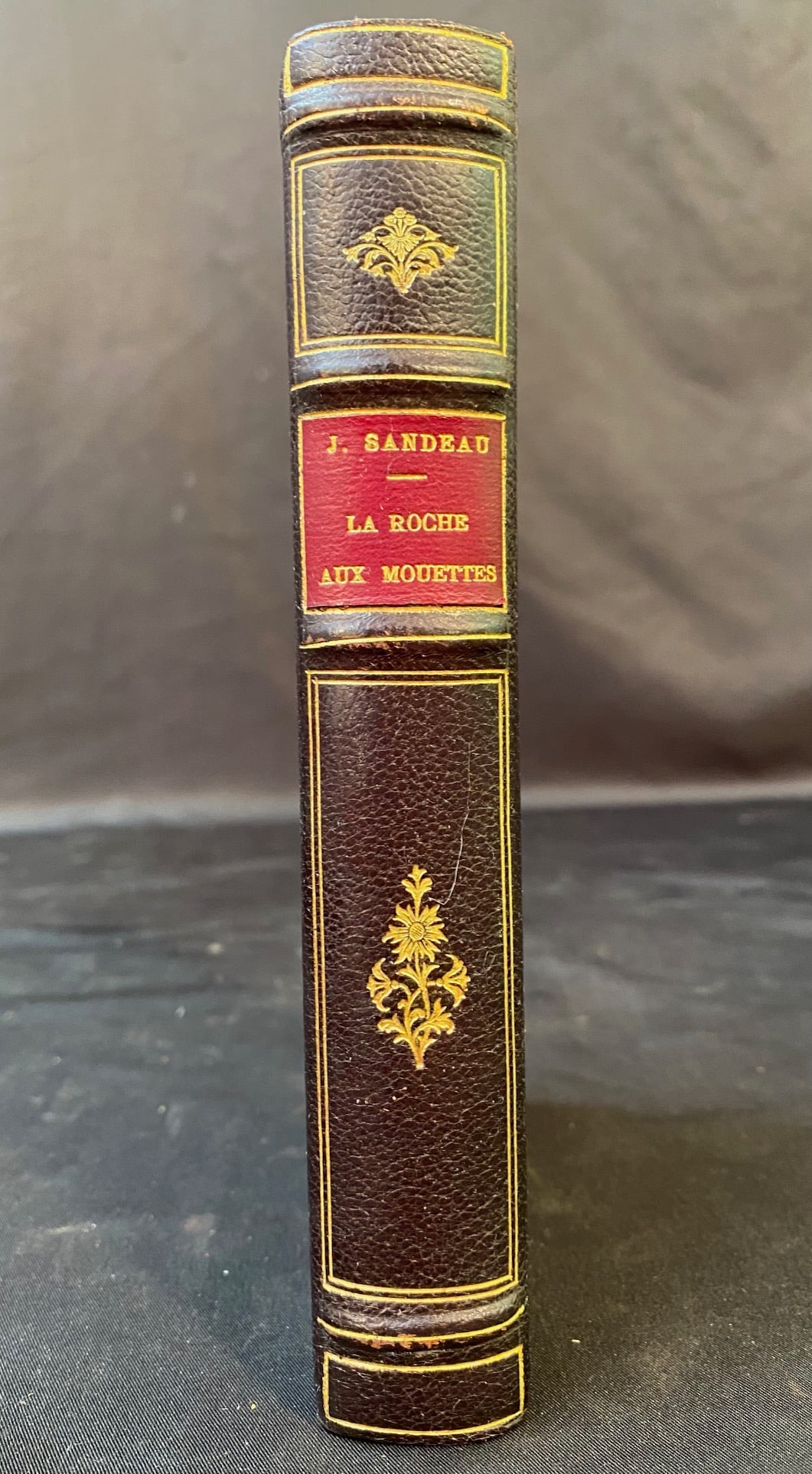 LA ROCHE AUX MOUETTES PAR JULES SANDEAU DE L'ACADEMIE FRANCAISE: 1924. Paris. Librairie Hachette. Very Good condition+, bound in half, brown leather. Embossed in red and gold on the spine for the title and design. The tops of the pages are gilt edged and the spine 