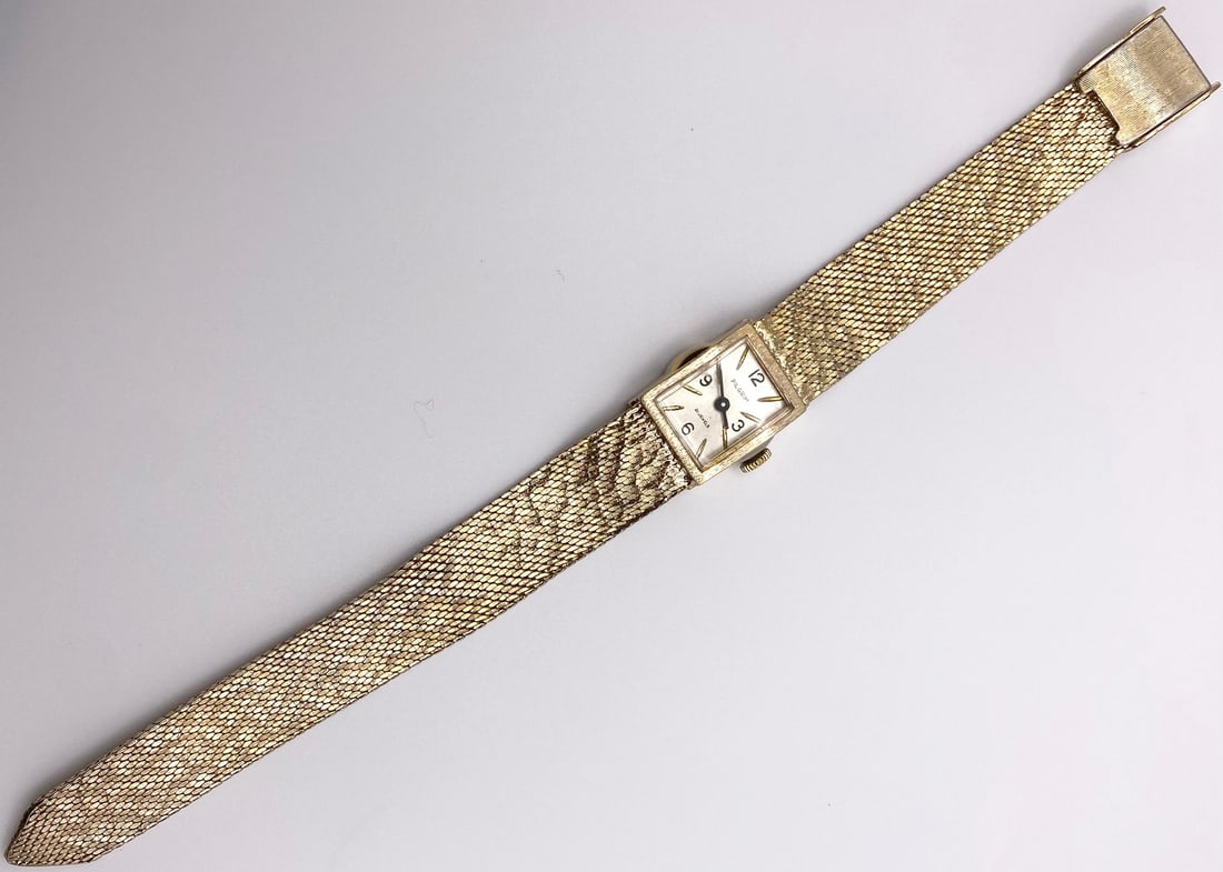VINTAGE LADIES PILGRIM 21 JEWEL WATCH: Vintage Ladies Pilgrim wristwatch. It has a square-shaped case and it features mechanical movement and 21 jewels, ensuring accurate timekeeping. It has a Milanese mesh band. The watch is in excel