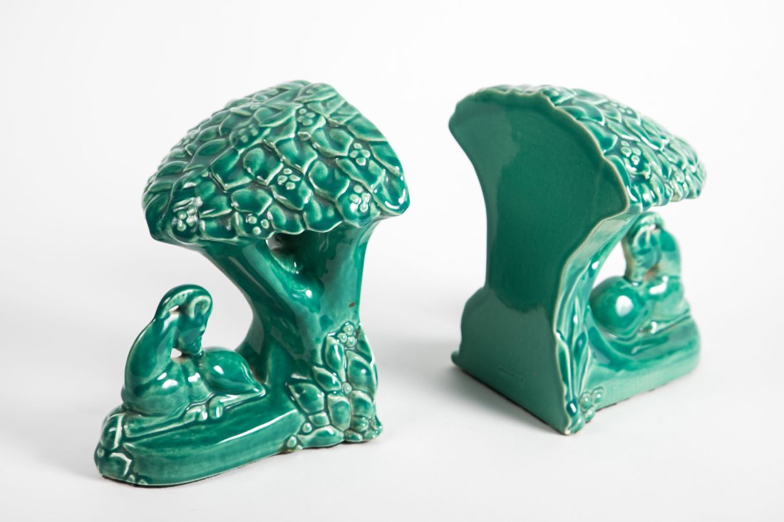 A pair of English bookends, from the Art Deco period, made by Wedgwood, made of ceramic and green: A pair of English bookends, from the Art Deco period, made by Wedgwood, made of ceramic and green glaze, signed Width in closed position: 27 cm, height: 20