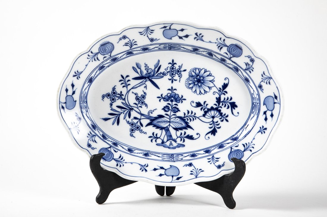 High-quality German porcelain tray made by Meissen, decorated with cobalt blue in the 'Blue Onion' (1 of 3)