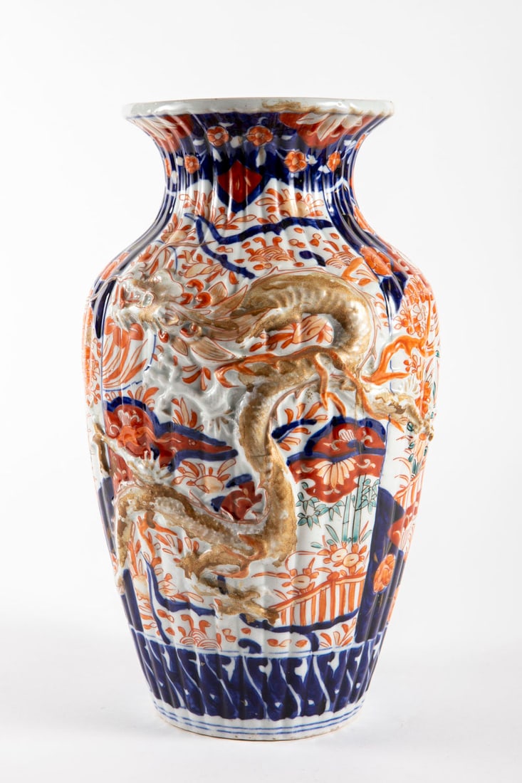 A Fine Imari Porcelain Urn, Japan, 19th Century: Minor chip to the rim. Height: 32 cm, width: 19 cm