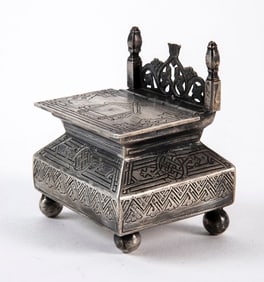 Antiques, Judaica, important works by Shmuel Ben David from Bezalel , silverware, newspapers from the establishment of Israel, Israelina, European, the Far East, Islam, cold weapons, jewelry and more