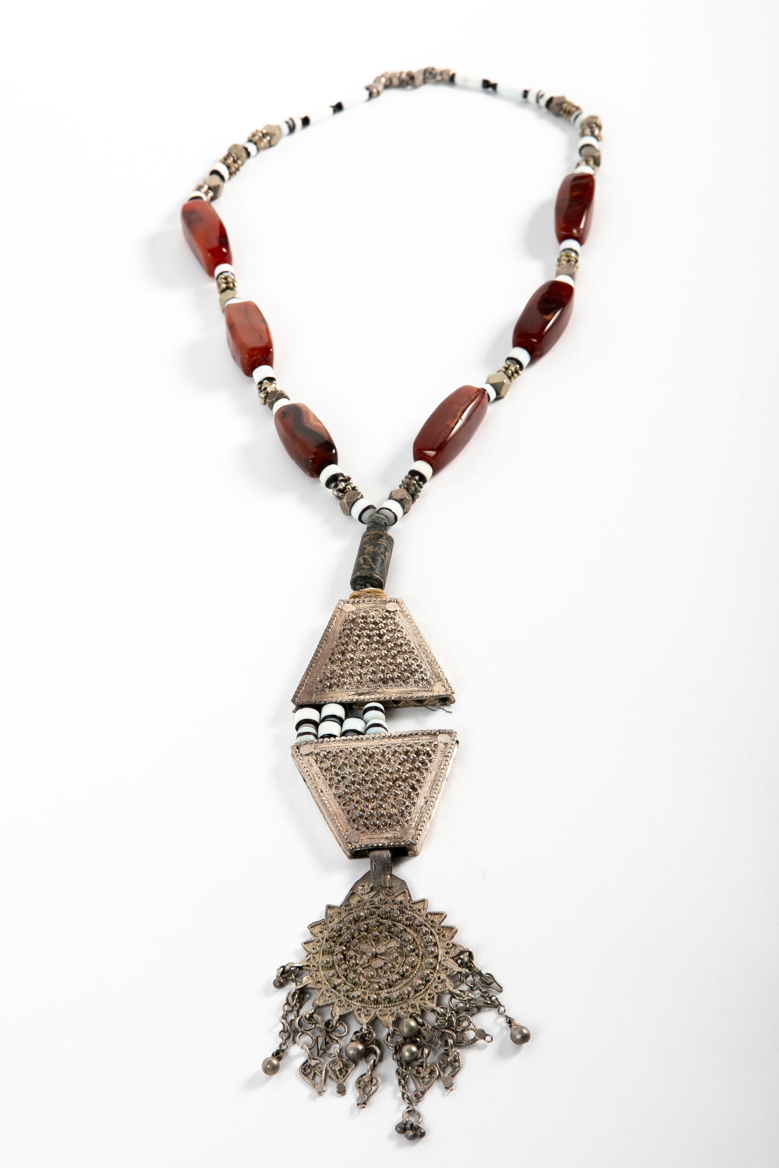 An ancient ethnic giant from the 19th century, apparently Yemeni, combined with silver, glass beads,: An ancient ethnic giant from the 19th century, apparently Yemeni, combined with silver, glass beads, basalt and agate, particularly long and impressive. Lack of pendant, Total length: 67 cm, circumfer