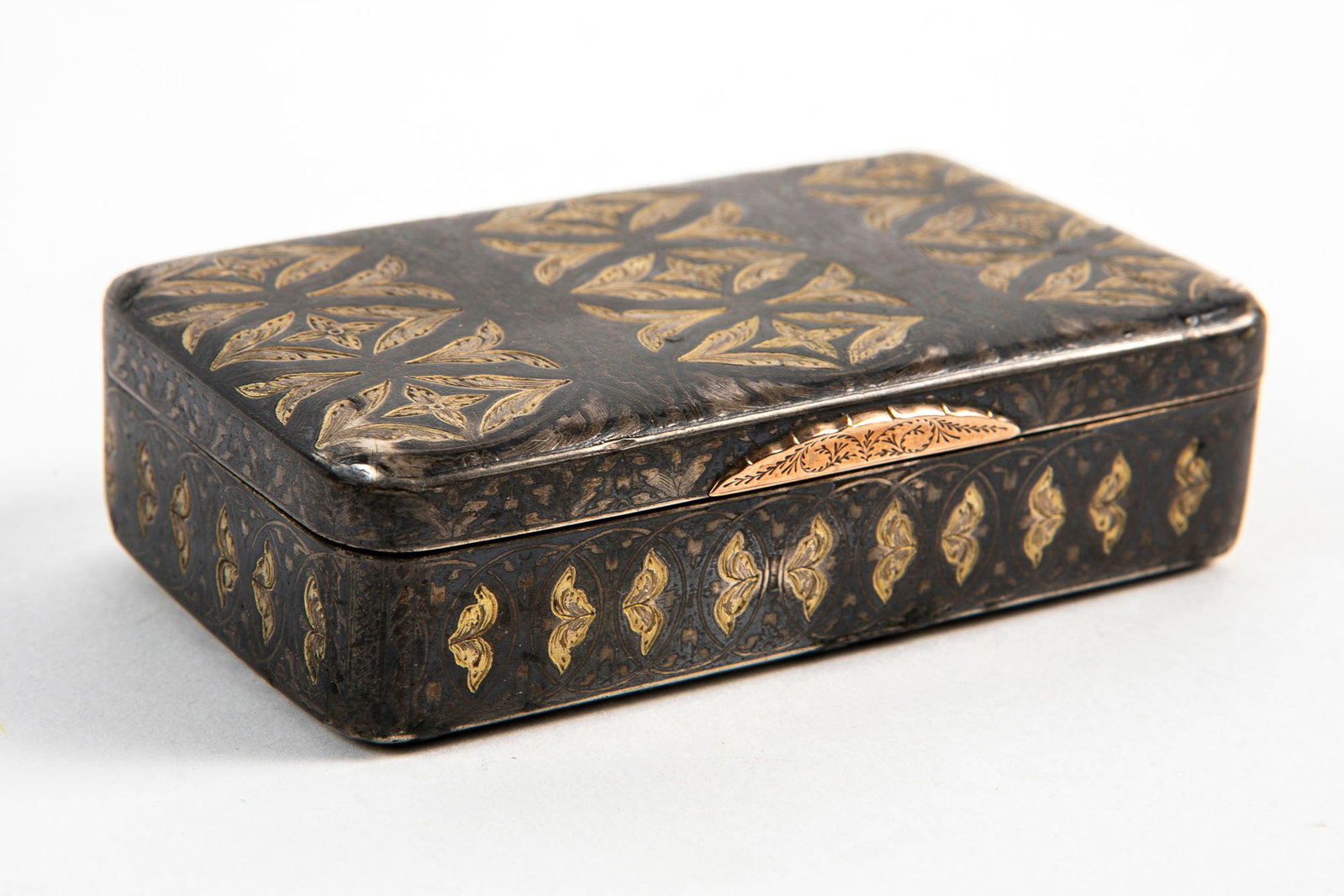 Antique Russian tobacco box from the 19th century, hallmarked 84, decorated with black Niello, red: Antique Russian tobacco box from the 19th century, hallmarked 84, decorated with black Niello, red gold clasp, gold plating residue inside the box, weight: 111.7 grams, dimensions: