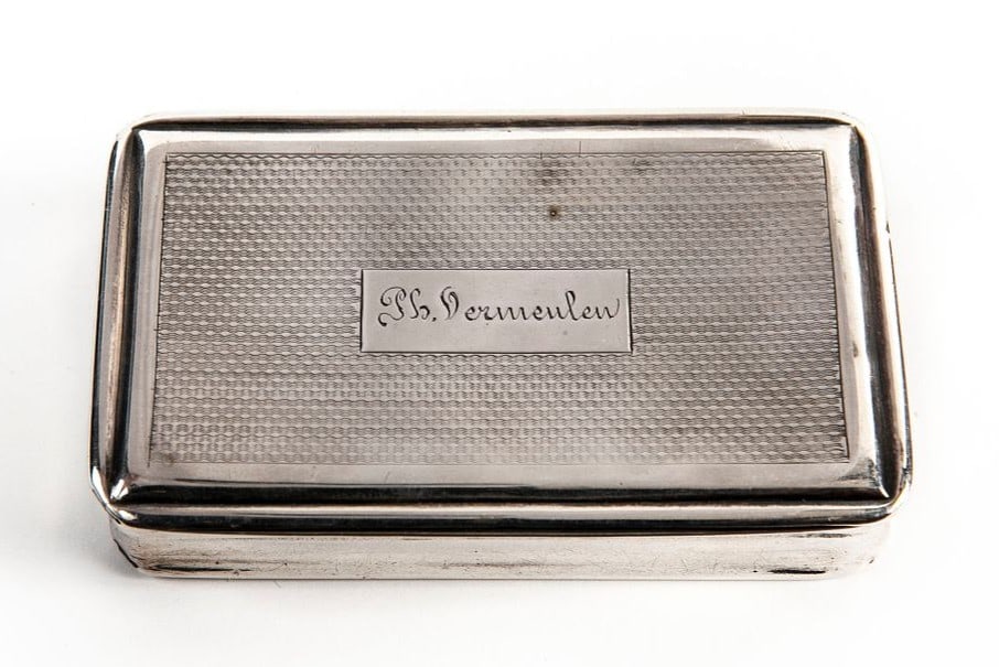An antique French tobacco box, made of 950 silver, decorated with gyusha decorations, signed,: An antique French tobacco box, made of 950 silver, decorated with gyusha decorations, signed, Weight: 87.8 g, Dimensions: 2x5.5x9 cm,