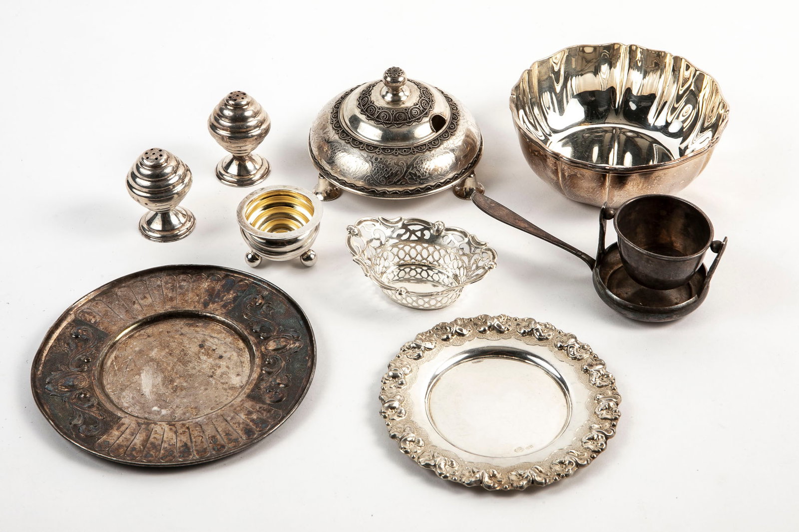 Lot of silverware Gross weight: 495 g, Diameter of the saucers: 11.5-12 cm, Diameter of the bowl: 12: Lot of silverware Gross weight: 495 g, Diameter of the saucers: 11.5-12 cm, Diameter of the bowl: 12 cm,