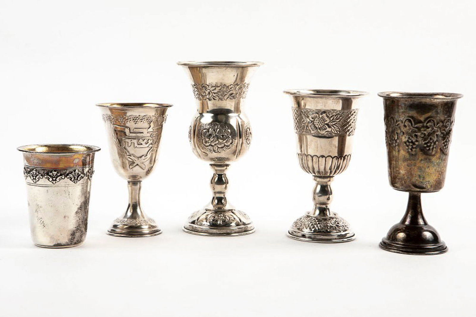 Lot of silver kiddush cups, total weight: 370 grams, Height: 8-15 cm,: Lot of silver kiddush cups, total weight: 370 grams, Height: 8-15 cm,