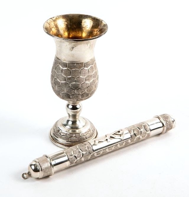 A matching set of a cup and a mezuzah, made of 925 silver, hallmarked, Gross weight: 255 grams,: A matching set of a cup and a mezuzah, made of 925 silver, hallmarked, Gross weight: 255 grams, mezuzah case length: 21 cm, cup diameter: 7 cm, cup height: 14 cm,