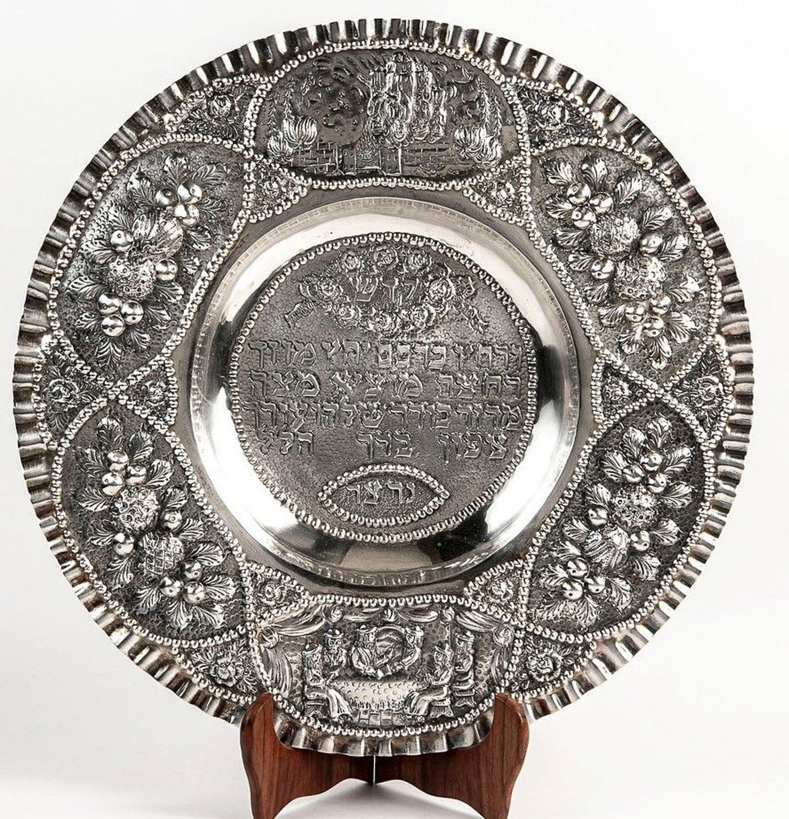 A beautiful and impressive Passover plate, made of silver, entirely hand-hammered in Repousse work,: A beautiful and impressive Passover plate, made of silver, entirely hand-hammered in Repousse work, and decorated with Hebrew writing, hallmarked on the outer rim, Weight: 1325 g, Diameter: 48 cm