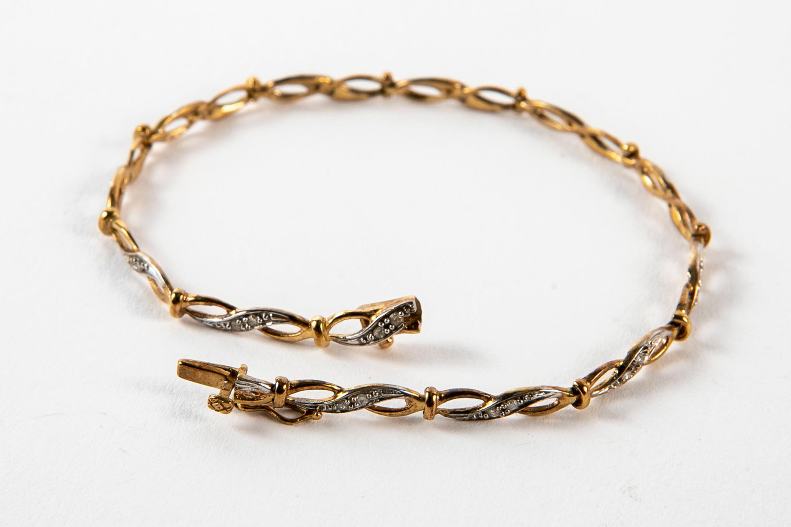 9K Gold Bracelet Made of Gold and White Gold, hallmarked, total weight: 3.4 grams, Length: 17 cm, (1 of 5)