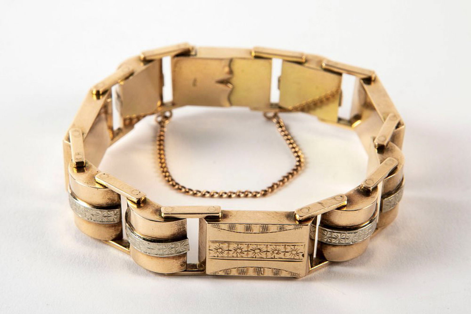 Retro bracelet, probably Hungarian, made of 14k yellow gold, full vertebrae, heavy, hallmarked, set: Retro bracelet, probably Hungarian, made of 14k yellow gold, full vertebrae, heavy, hallmarked, set with a white gold stripe, total weight: 48 grams, Bracelet width: 1.5 cm, Bracelet length: 19 cm, Di