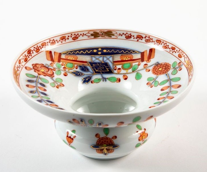 An old, high-quality German Spittoon, made by Meissen, decorated with hand-painted imeri models,: An old, high-quality German Spittoon, made by Meissen, decorated with hand-painted imeri models, signed, a small chip for the upper lip, Height: 7.5 cm, Upper key diameter: 14.5 cm,