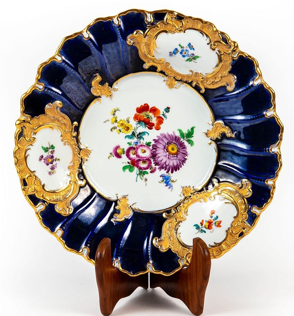 An antique high-quality German porcelain plate, made by Meissen, decorated with hand paintings of (1 of 6)