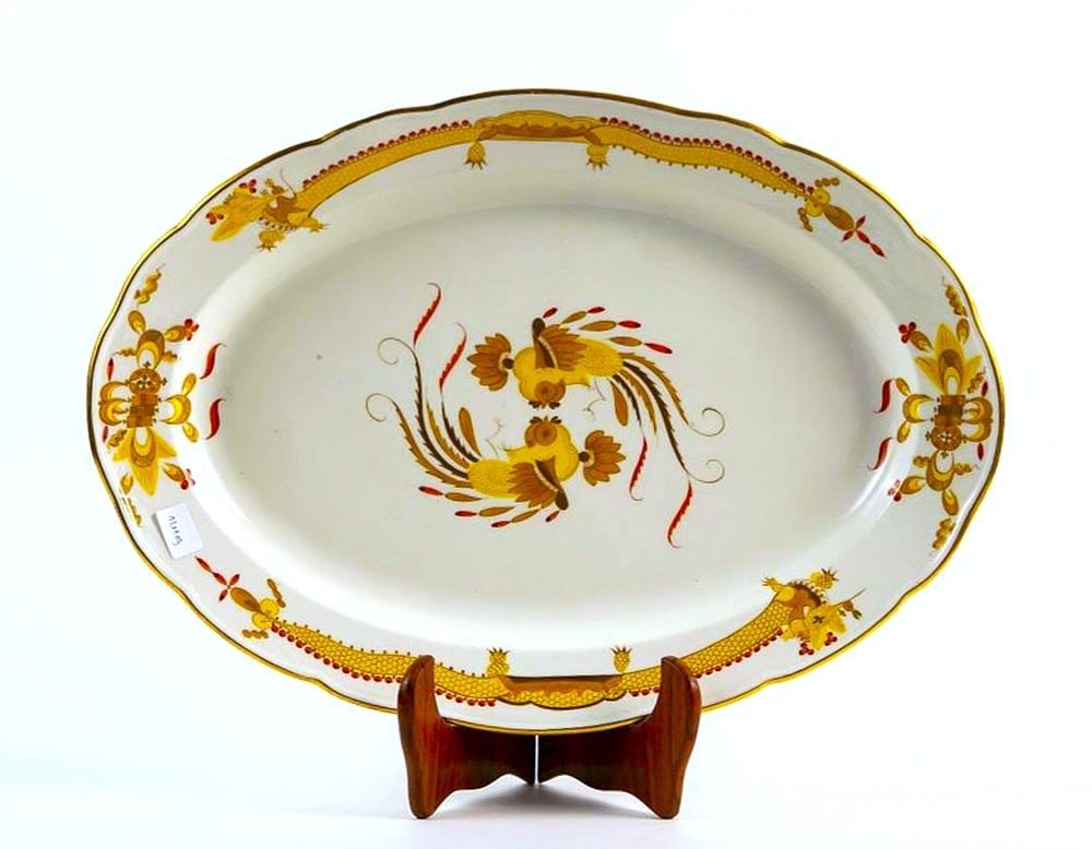 High-quality German porcelain tray, large and massive, made by Meissen, decorated with a pattern of: High-quality German porcelain tray, large and massive, made by Meissen, decorated with a pattern of yellow dragons, signed, Length: 35 cm, width: 49 cm,