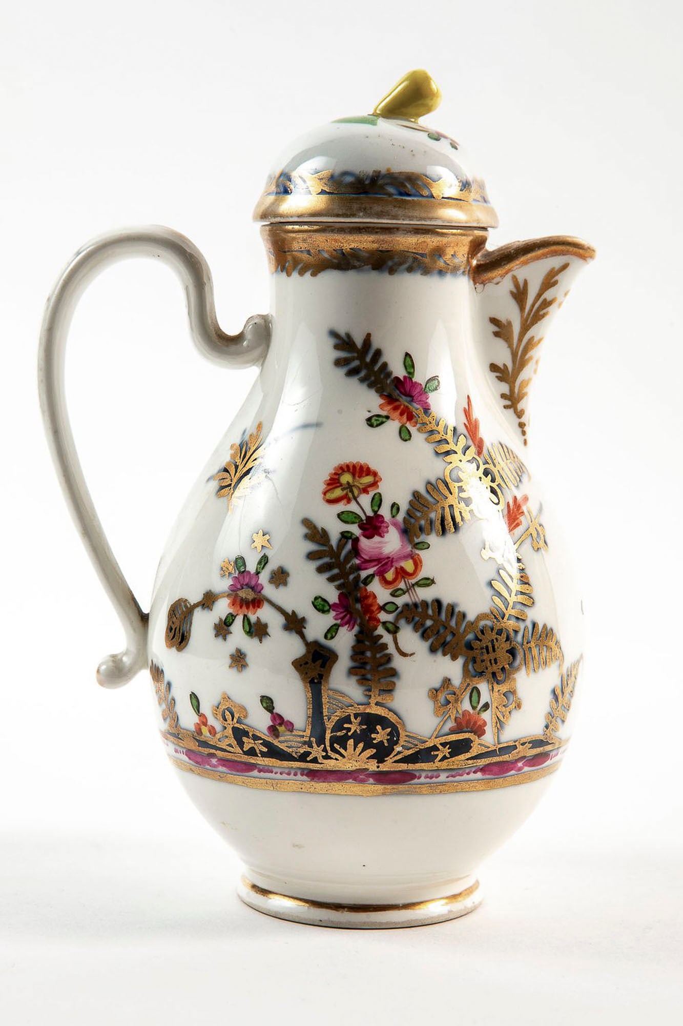 An antique 18th century Viennese jug (circa 1745-1730), made by Old Vienna (Alt Wien), decorated: An antique 18th century Viennese jug (circa 1745-1730), made by Old Vienna (Alt Wien), decorated with paintings in enamel and gold, signed, old repair to the lid handle, Total height: 19 cm, total wid