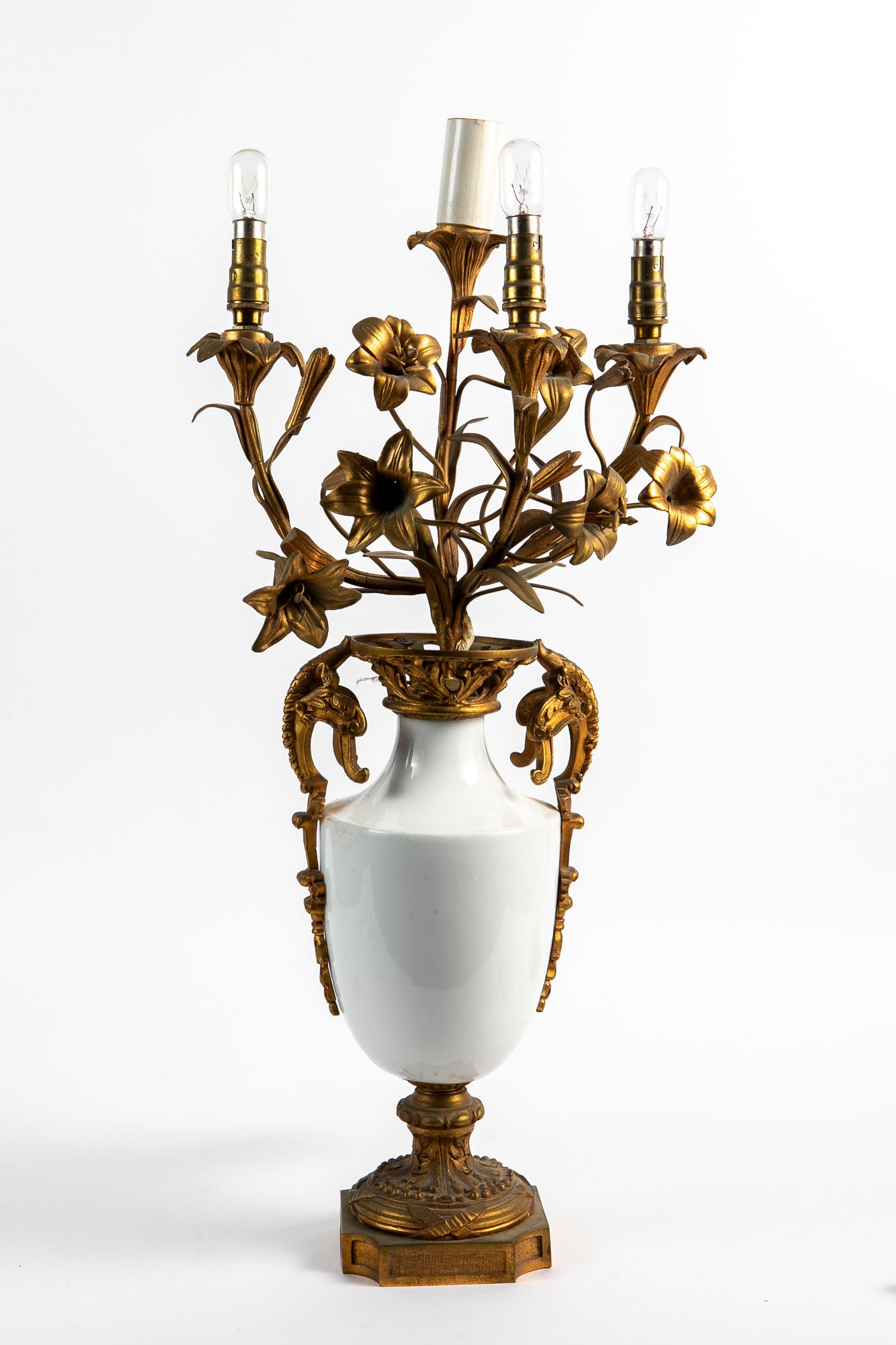An antique French table lamp from the 19th century, high quality and particularly beautiful, made of: An antique French table lamp from the 19th century, high quality and particularly beautiful, made of white porcelain and gilded bronze devices, Total height: 58 cm, total width: 30 cm,