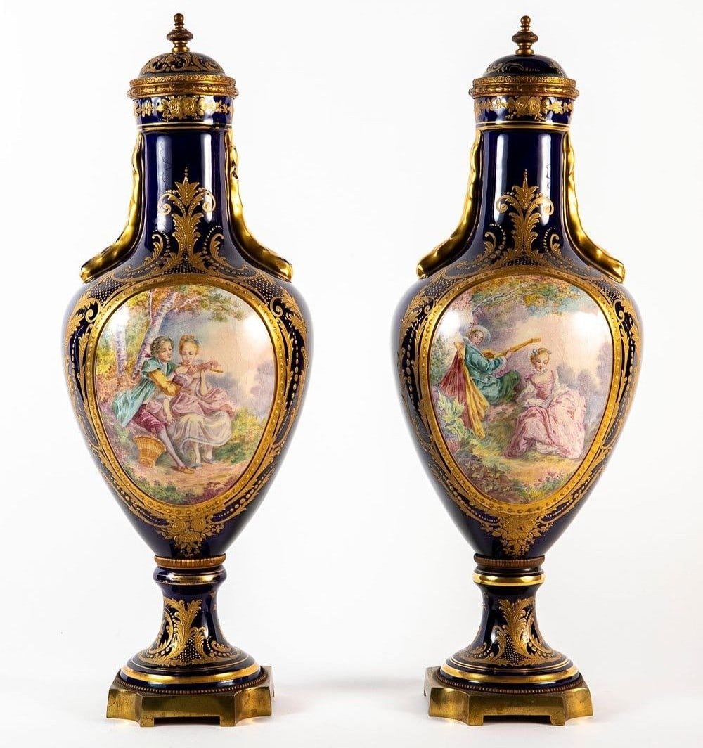 A pair of antique French vases from the 19th century in the Sevres style, decorated with hand: A pair of antique French vases from the 19th century in the Sevres style, decorated with hand paintings, signed on the lid and signed by the artist, professional repair to one of the lids. Height: 48 