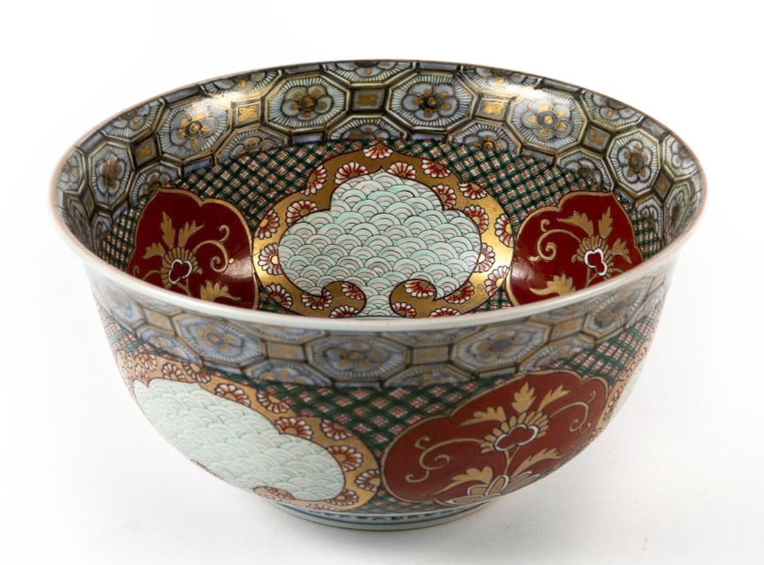 A high-quality Japanese pottery bowl, from the Imari region, decorated with hand paintings, Height:: A high-quality Japanese pottery bowl, from the Imari region, decorated with hand paintings, Height: 12.5 cm, diameter: 25 cm,