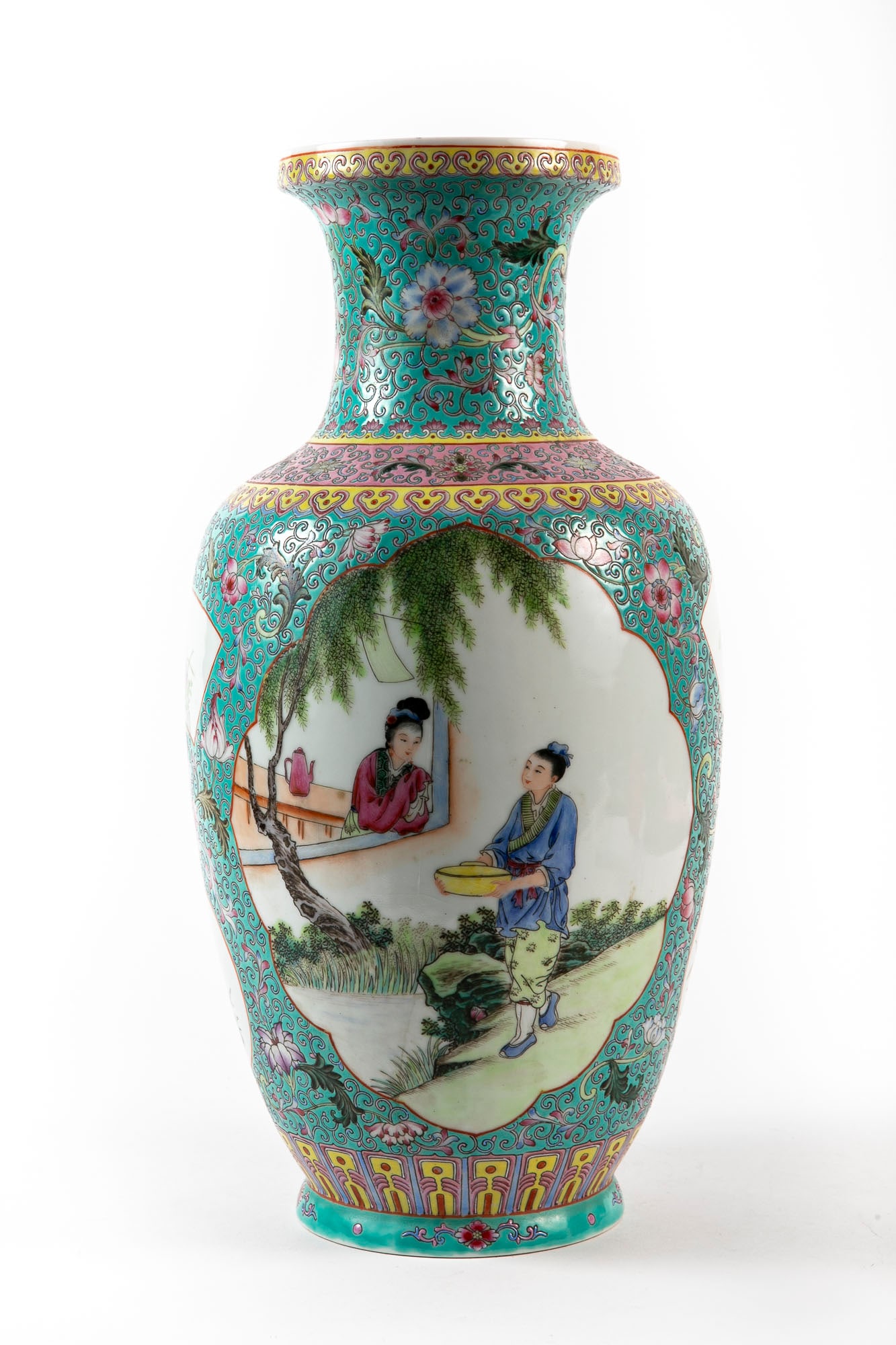 Antique Chinese porcelain vase, from the period of the Republic of China (1912-1949), Famille rose,: Antique Chinese porcelain vase, from the period of the Republic of China (1912-1949), Famille rose, decorated with enamel hand paintings in a classic Cantonese mandarin pattern, signed, Width: 18 cm, 
