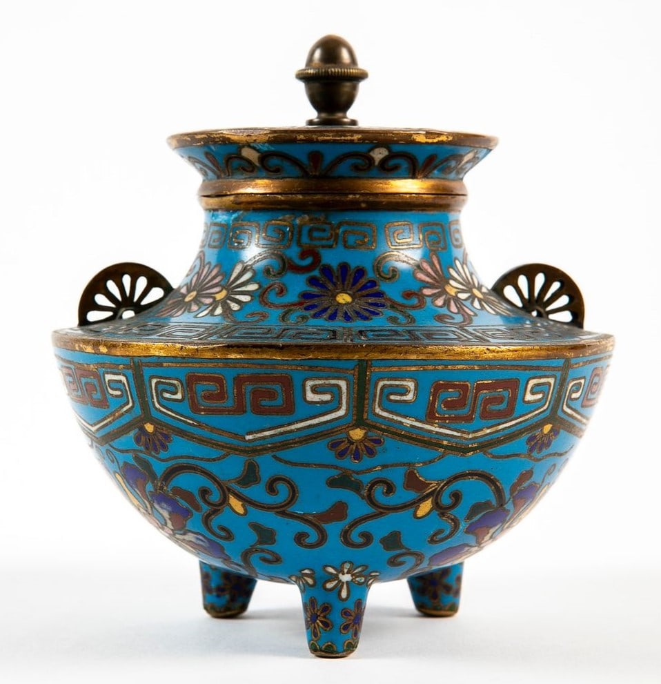 A high-quality and antique Chinese vessel from the 19th century, made of bronze decorated with (1 of 11)