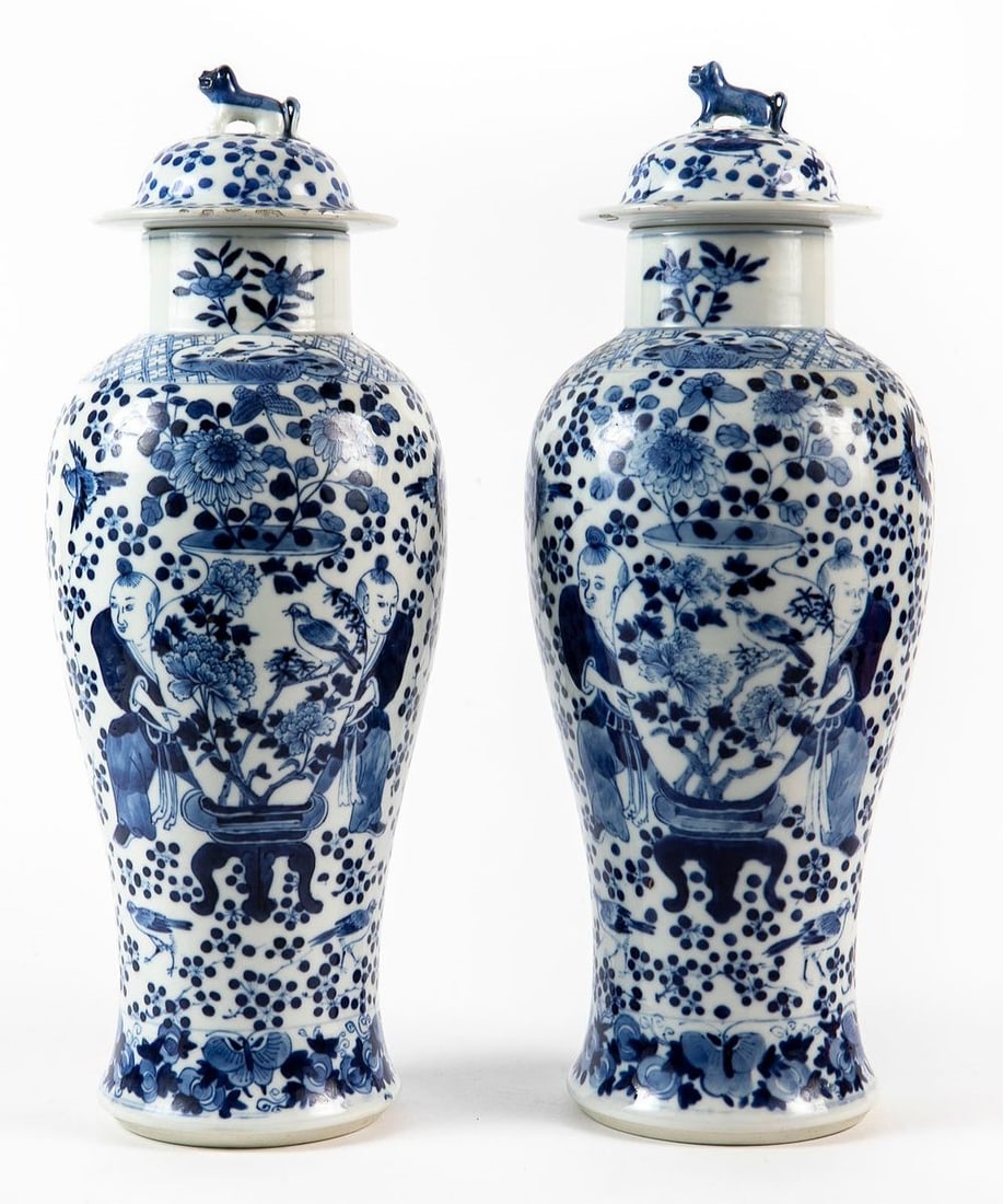 A pair of antique Chinese porcelain vases from the 18th century from the Kangxi period (Kangxi (1 of 7)