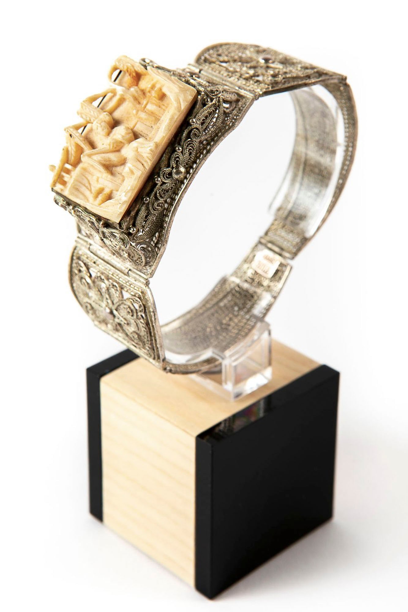 A Chinese bracelet, made of fine and high-quality silver filigree work, signed, in the center of: A Chinese bracelet, made of fine and high-quality silver filigree work, signed, in the center of which is a rectangular medallion made of carved natural material, Total weight: 26 grams, Width at the 