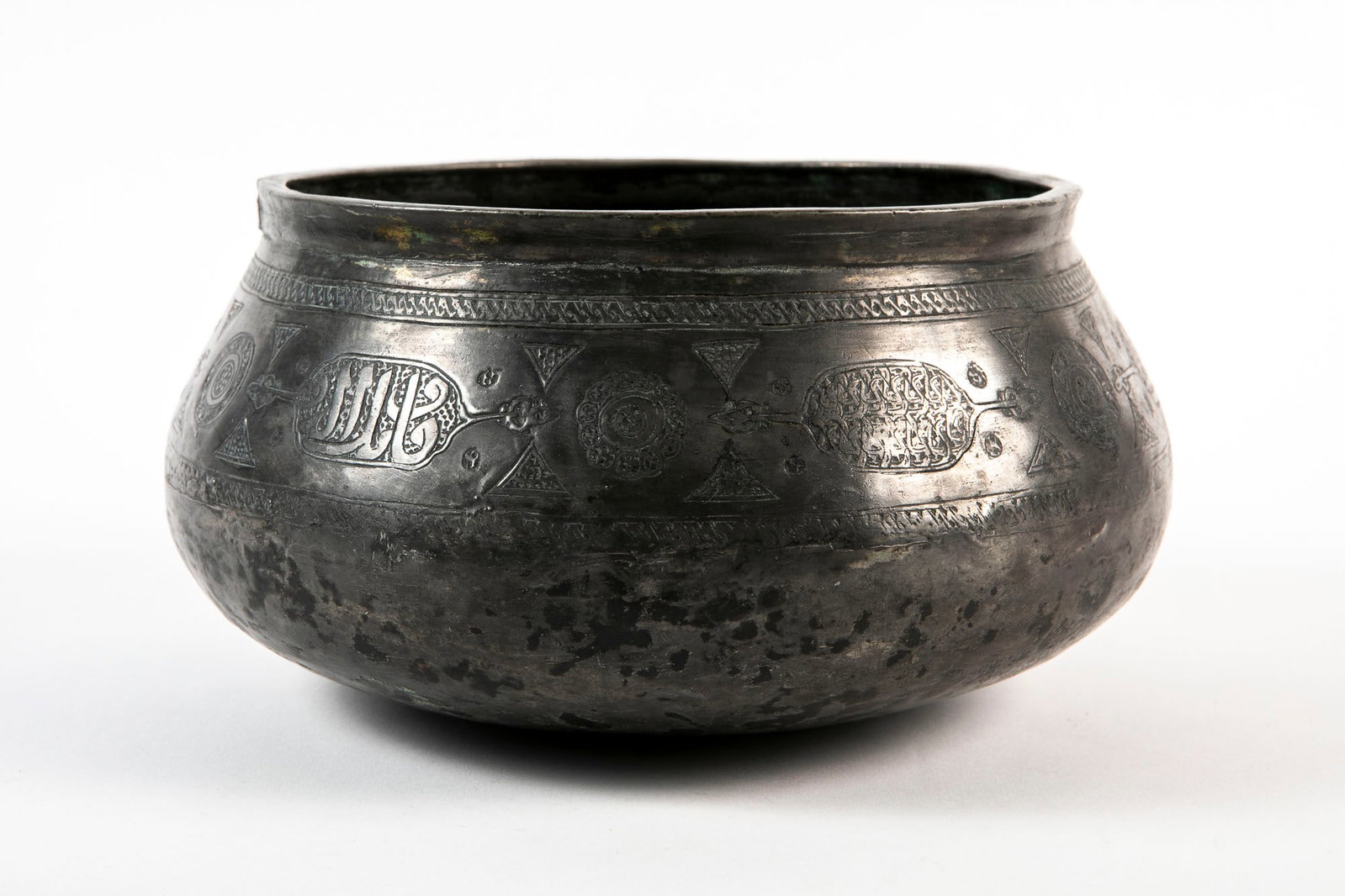 An antique Persian vessel, from the Afsharid dynasty (1736-1796), the second half of the 18th: An antique Persian vessel, from the Afsharid dynasty (1736-1796), the second half of the 18th century, Iran, made of handmade decorated copper, tin plating, Height: 14.5 cm, diameter: 27 cm,