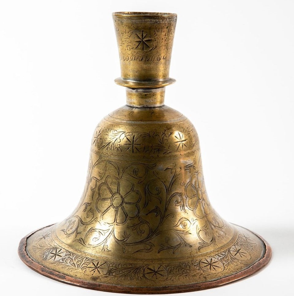 Base for an antique hookah, from the 19th century, North India, made of brass and copper, decorated: Base for an antique hookah, from the 19th century, North India, made of brass and copper, decorated with delicate hand engravings, Height: 17 cm, base diameter: 17 cm,