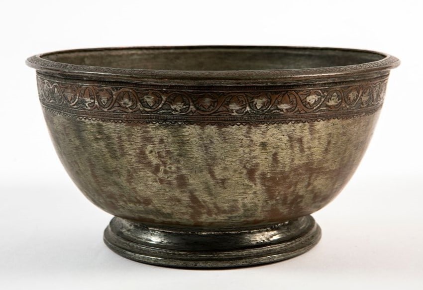 An antique Persian bowl, made of handmade decorated copper and tin plating, signed, Height: 10 cm,: An antique Persian bowl, made of handmade decorated copper and tin plating, signed, Height: 10 cm, diameter: 19 cm,