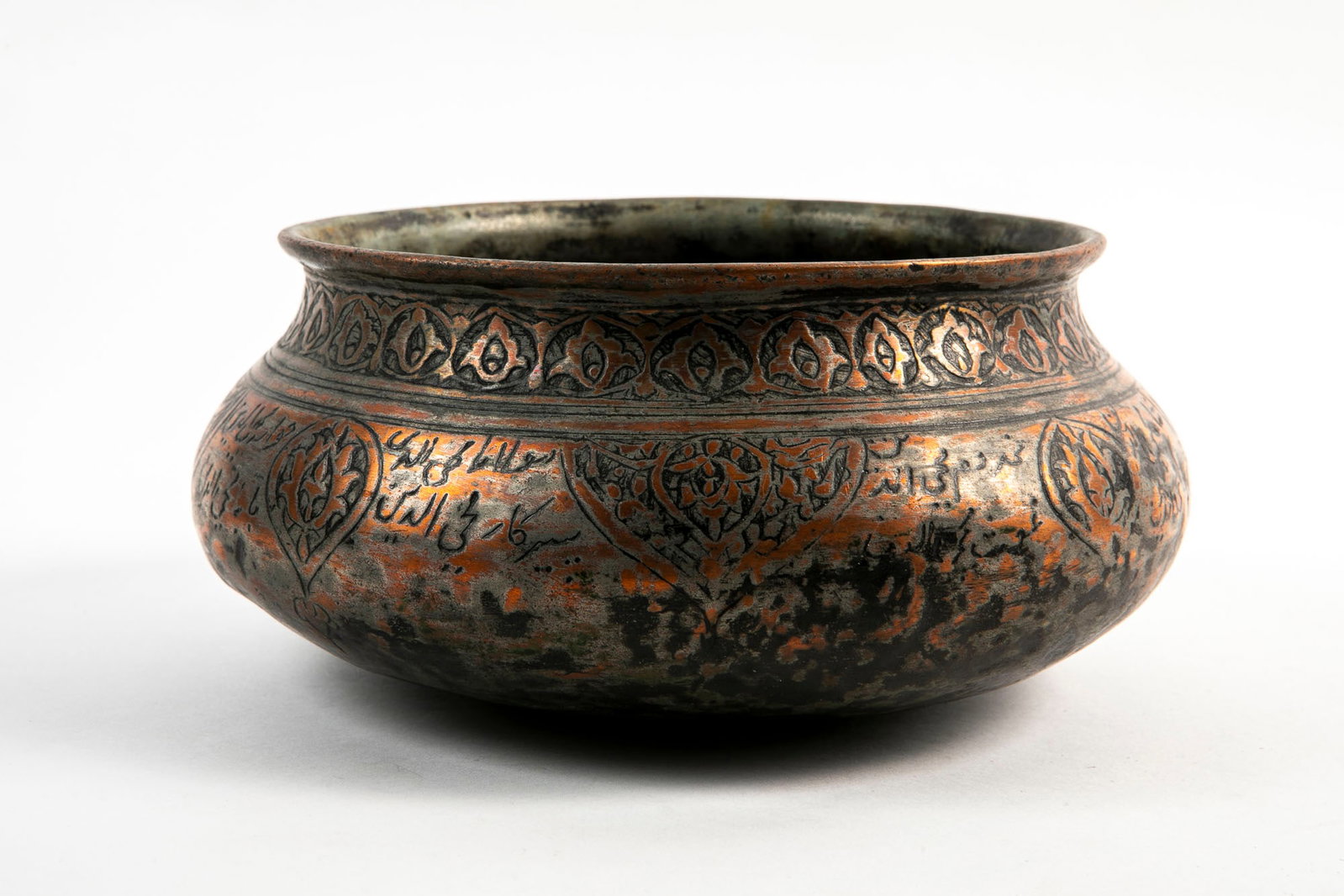 An antique Islamic vessel, made of hand-decorated copper, decorated with inscriptions and the date: An antique Islamic vessel, made of hand-decorated copper, decorated with inscriptions and the date 1226 for the Hijri calendar (1811-1812), remains of tin plating, Height: 10.5 cm, diameter: 23 cm,