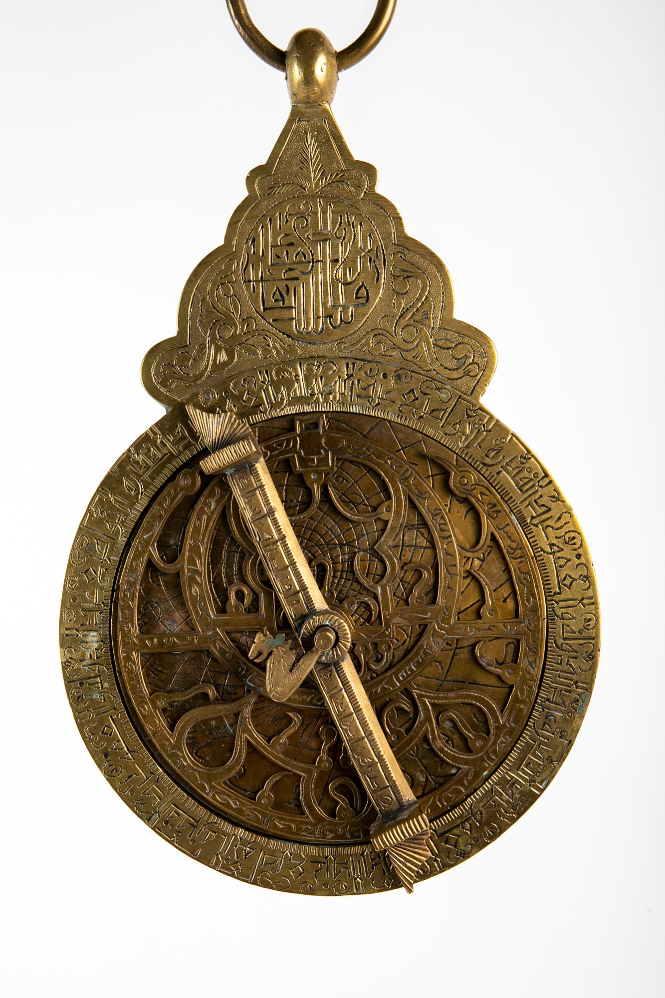 Astrolabe (Astrolabe, ACETROLAB) massive Islamic wall hanging, made of bronze and brass, decorated (1 of 7)