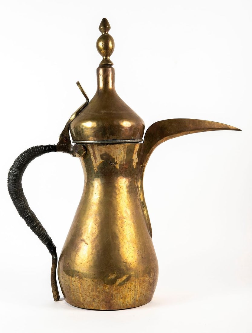 A large and heavy Indian Dallah, made of brass and a braided handle, Height: 64.5 cm, total width: (1 of 5)