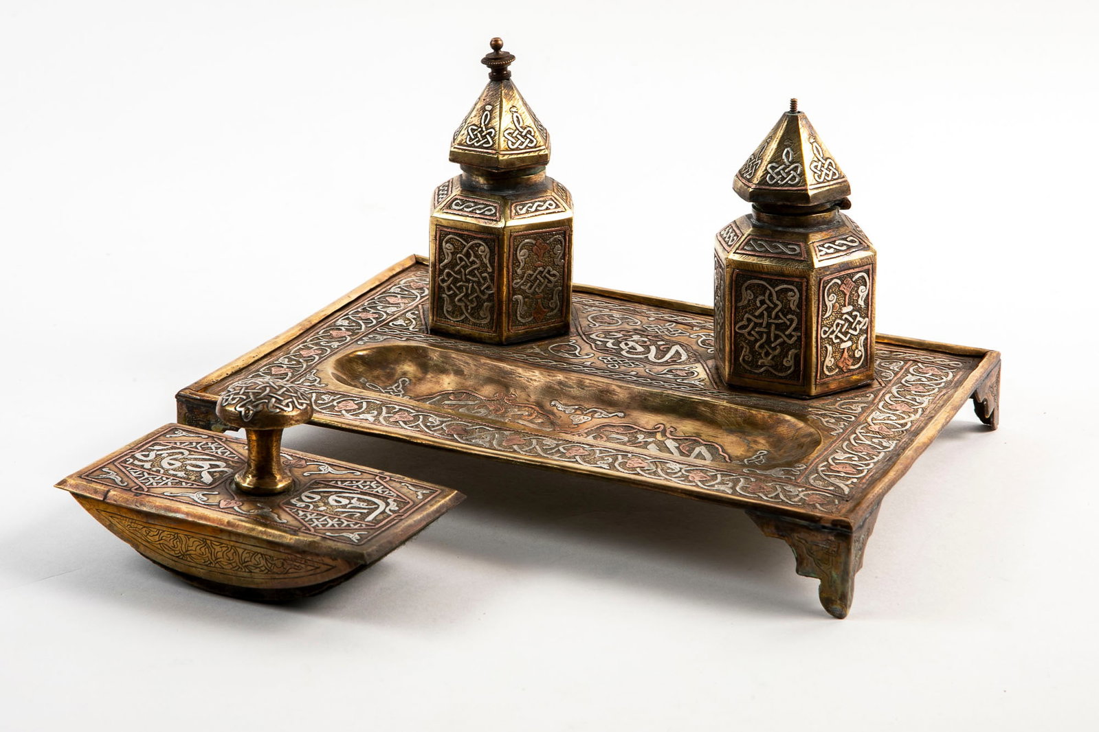 Islamic inkwell, decorated with Damascus work, one head ornament missing, Total height of the case:: Islamic inkwell, decorated with Damascus work, one head ornament missing, Total height of the case: 15 cm, base dimensions: 18x25 cm,