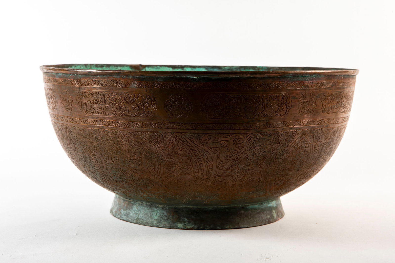 An antique and large Persian bowl, made of handmade decorated copper, signs of corrosion, Height: 18: An antique and large Persian bowl, made of handmade decorated copper, signs of corrosion, Height: 18 cm, diameter: 36.5 cm