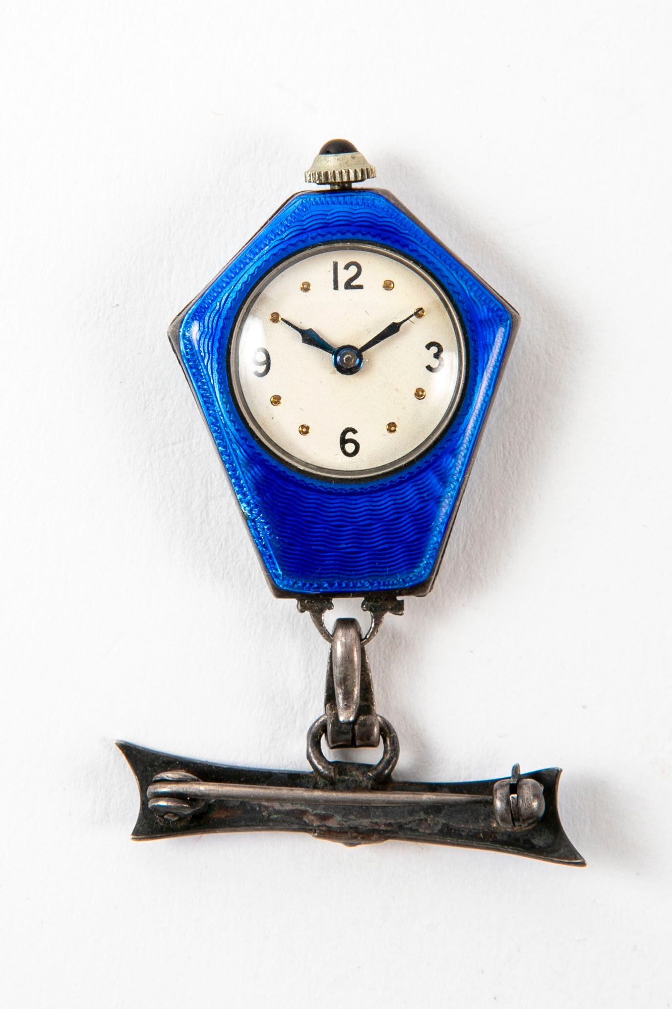 A lapel pin that is also a watch, made of silver decorated with gyusha enamel and inlaid with: A lapel pin that is also a watch, made of silver decorated with gyusha enamel and inlaid with marquises, defect to the enamel, working condition not tested, Total height: 5.5 cm, width: 3.5 cm,