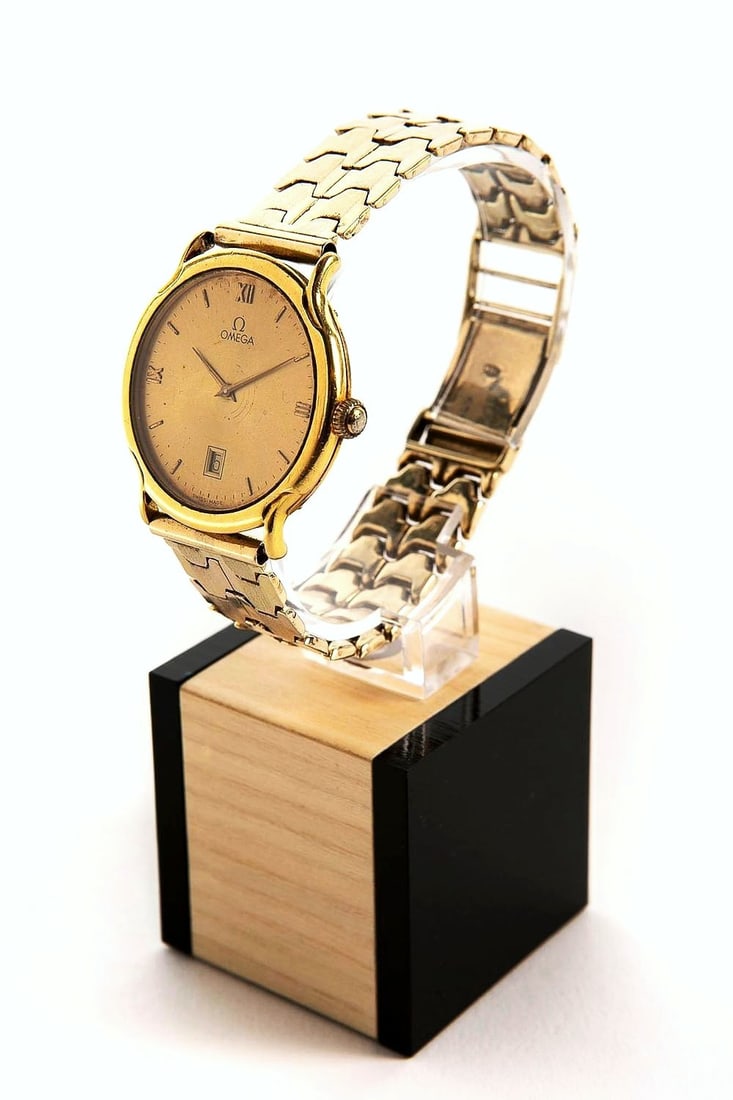 A wristwatch made by Omega, made of 14K yellow gold (including the strap), hallmarked, manual: A wristwatch made by Omega, made of 14K yellow gold (including the strap), hallmarked, manual winding, working condition not tested, Total weight: 43 grams, The diameter of the watch: 3 cm, the length
