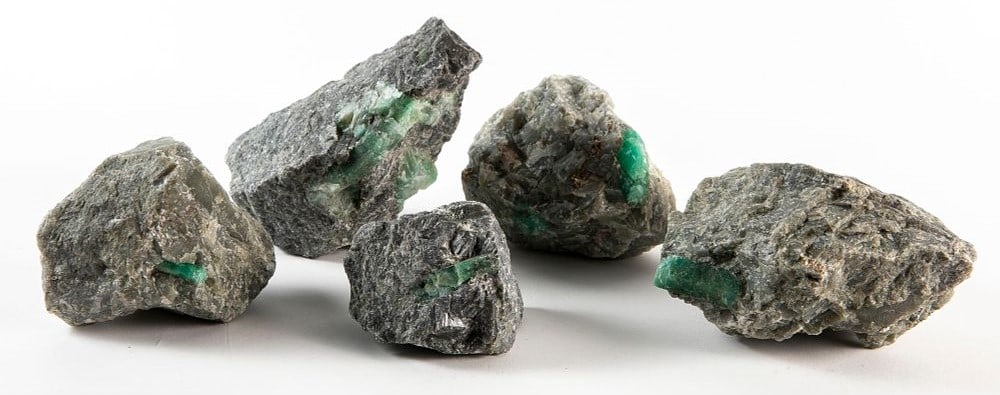 Lot of natural emerald rocks, Brazil, Total weight: 4190 grams, length: 8-17 cm,: Lot of natural emerald rocks, Brazil, Total weight: 4190 grams, length: 8-17 cm,