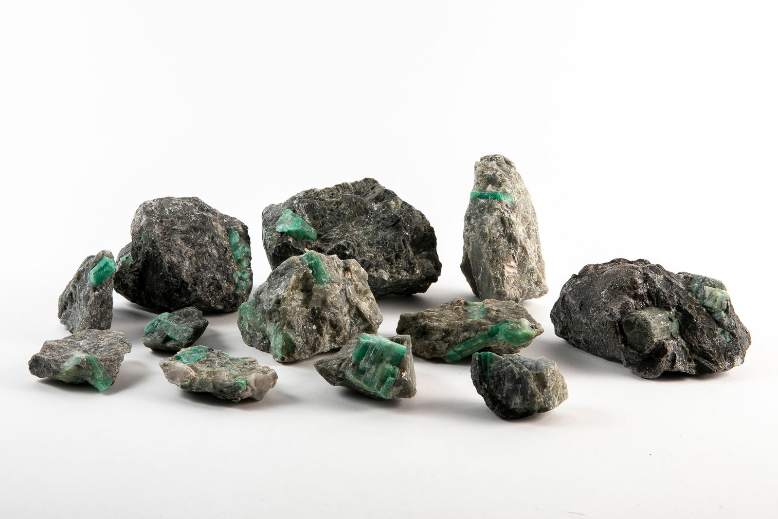 Lot of natural emerald rocks, Brazil, Total weight: 4290 grams, length: 6-12.5 cm,: Lot of natural emerald rocks, Brazil, Total weight: 4290 grams, length: 6-12.5 cm,