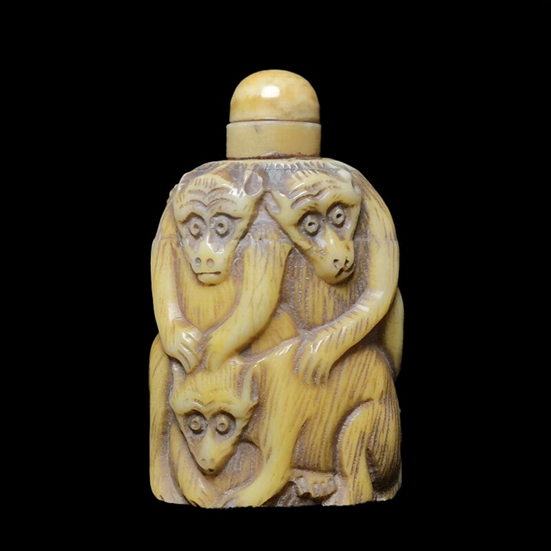 Asian Hand-Carved Monkey Snuff Bottle Tobacco Box: Size: Height: 7 cm - Width 4.1 cm - Thickness 3 cm. Weight 69g. Materials: Ox bone. Condition: It has a look from a bygone era. This hand-carved Asian snuff bottle, adorned with charming depictions of