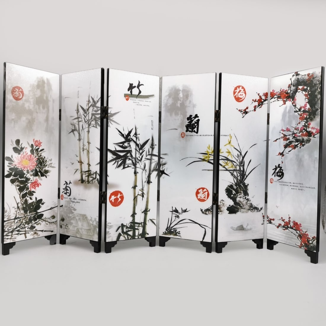 Traditional Wooden Chinese Decor Folding Screen: Size: 45 cm - 23 cm. Weight 580 g. Materials: Wood. Condition: Resembles a retro aesthetic. These small folding screens showcase the four classic elements of Chinese culture: plum blossoms, orchids, b