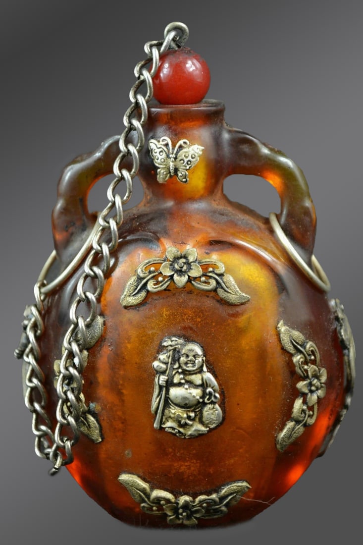 Vintage Chinese Tibet Silver Succinite Snuff Vial: Size: Height 10.4 cm - Width 7.3 cm. Materials: Amber, Tibetan silver (alloy of tin with copper or zinc). Condition: It has a look from a bygone era. Crafted from exquisite amber with Tibetan silver d