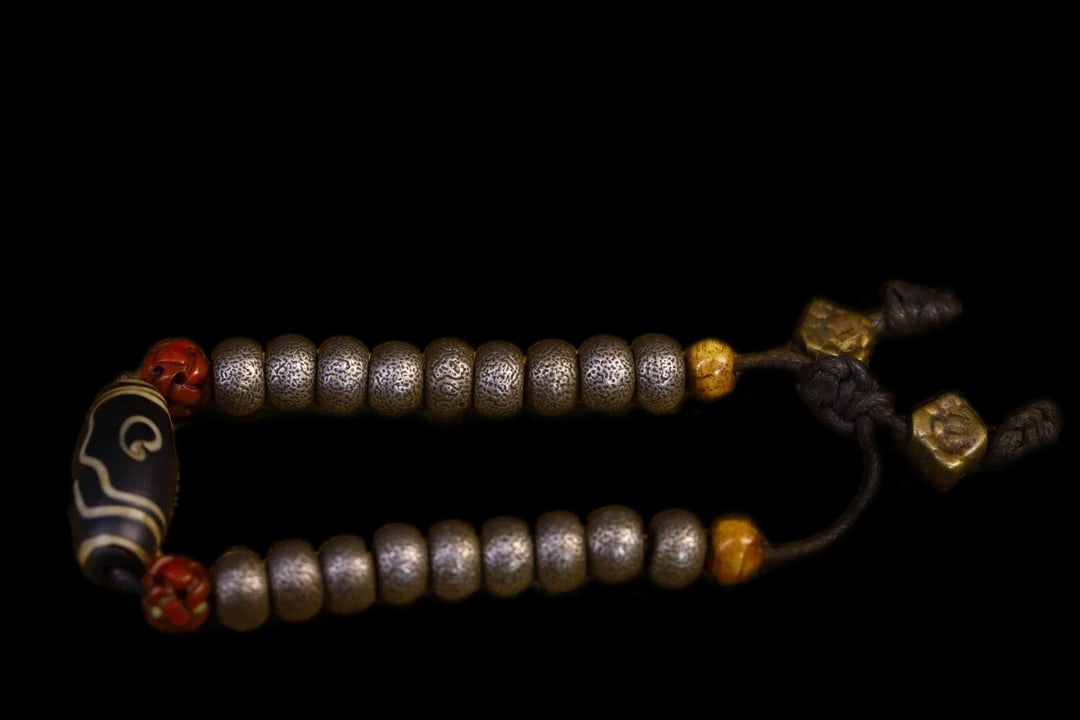 Old-Style Tibetan Mosaic gZi Beads Band Jewelry: Size: Bead Diameter 1 cm. Weight 0.4 kg. Materials: Tiantie mosaic, bronze, vajra gem, gZi beads. Condition: It has a look from a bygone era. This intricately crafted bracelet is a symbol of divine pr